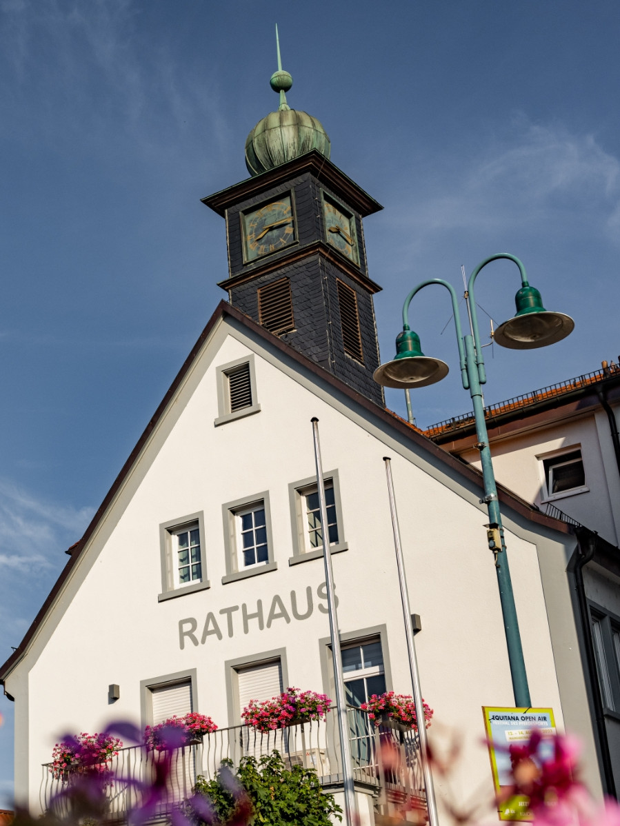 Außenansicht Rathaus, Giebelseite mit Uhrenturm auf dem Dach